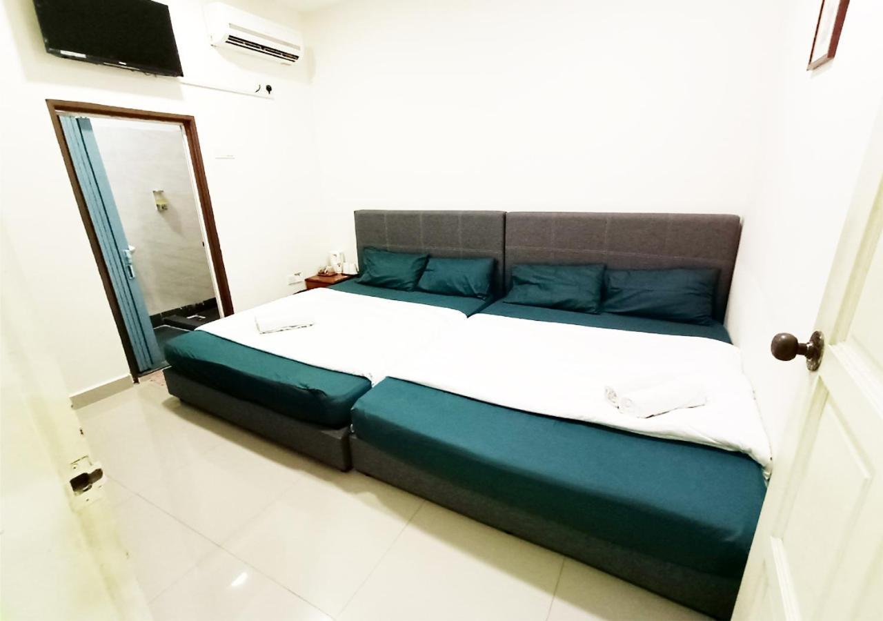 Mn Ferringhi Inn バツーフェリンギビーチ エクステリア 写真